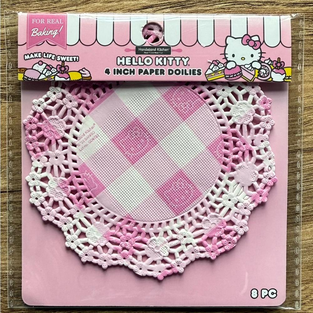 Hello Kitty Pink and White Cake Cupcake Decorating Set Frosting Bag Doilies NWT - Picture 5 of 5